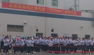 各参赛队伍精神抖擞地步入赛场